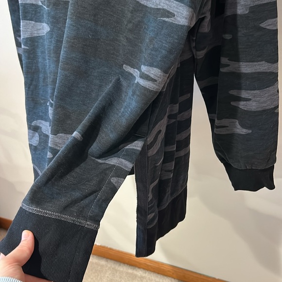 Old Navy Crew Neck Sweater! Size Medium! Worn Once! - Picture 5 of 5